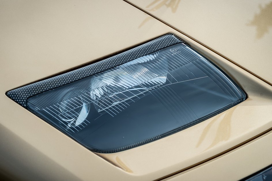 A close up of a Lamborghini Diablo headlight