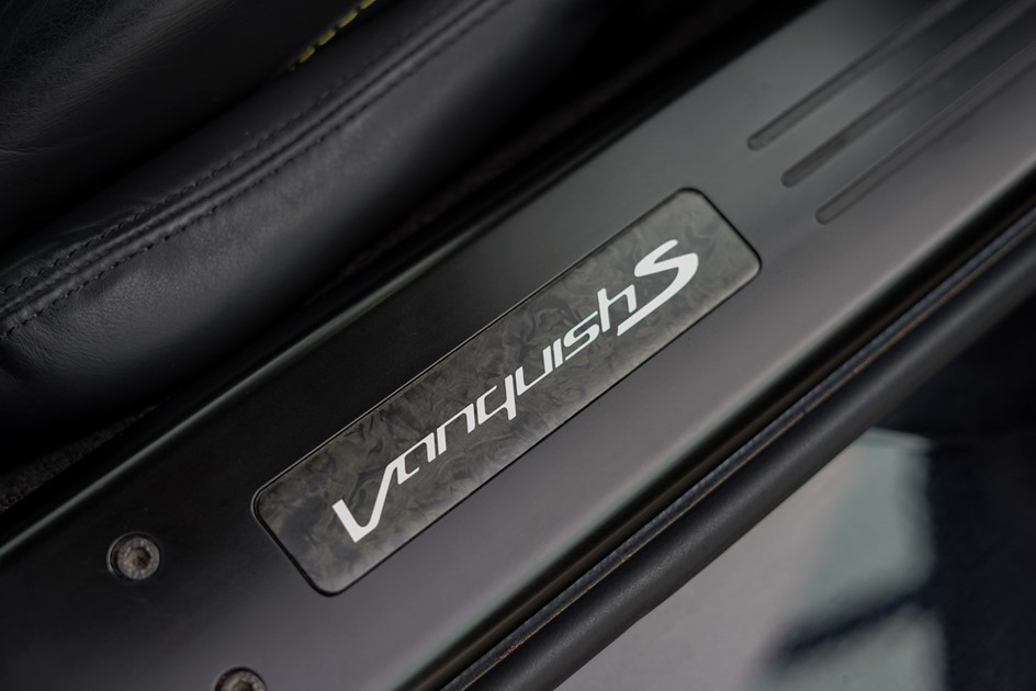 Aston Martin Vanquishs Black44